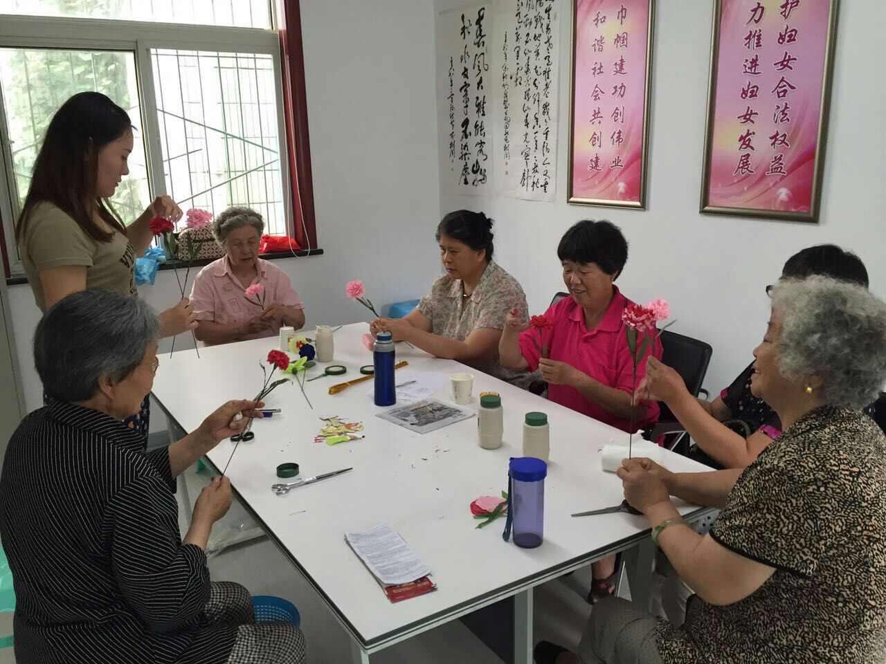 大观园纬一路社区“幸福魔方”:幸福动动手之康乃馨制作.jpg