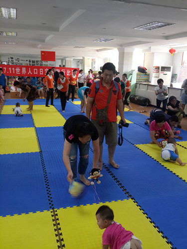 舜园社区：组织举办宝宝爬行比赛 纪念7.11世界人口日.jpg