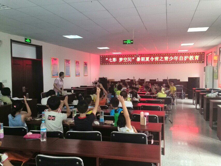 历下“谐乐社区”项目组:“七彩 梦空间”暑期夏令营之专家讲座.jpg 历下“谐乐社区”项目组:“七彩 梦空间”暑期夏令营之专家讲座.jpg