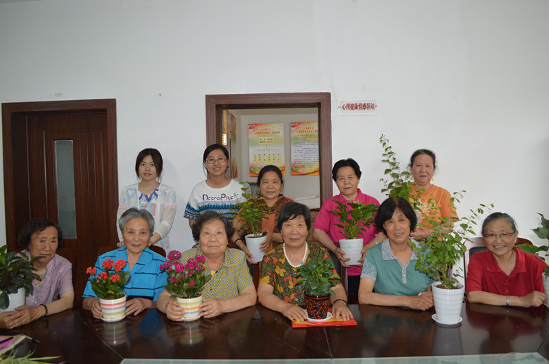 十亩园项目组开展“幸福花开”养花小组 最后一次小组聚会 十亩园项目组开展“幸福花开”养花小组 最后一次小组聚会