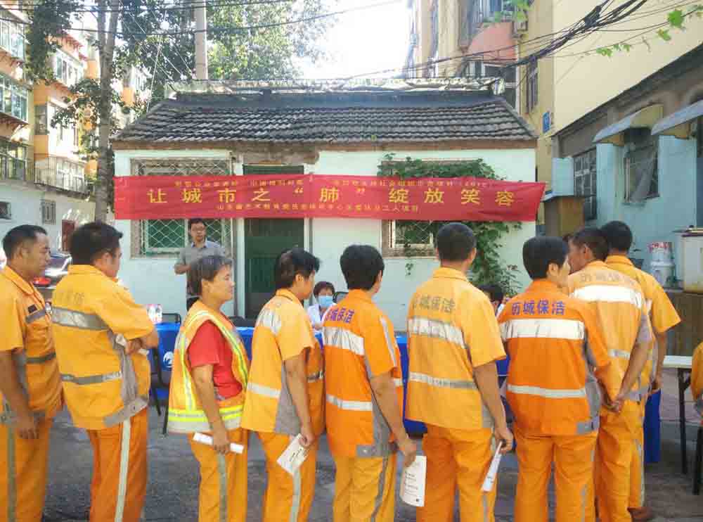 环卫工人在一次进行健康检查 环卫工人在一次进行健康检查