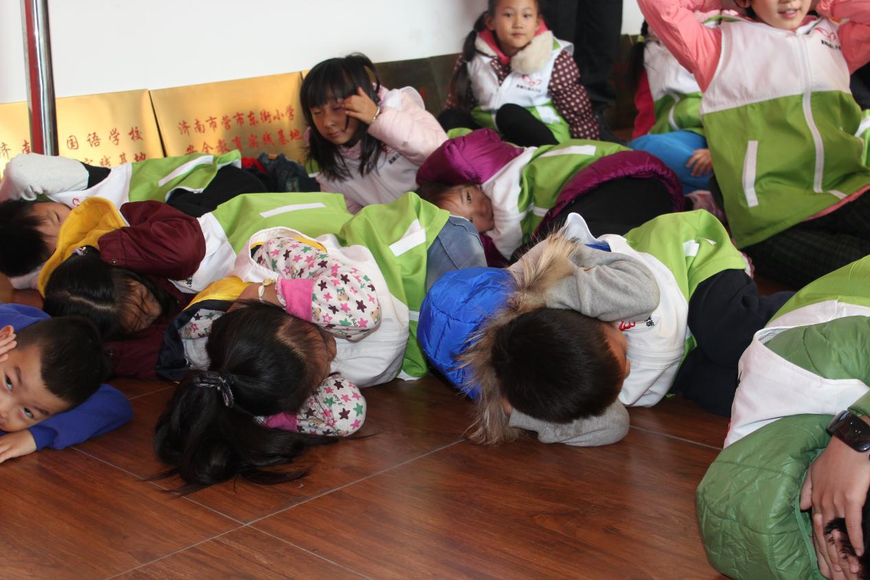 安全防踩踏姿势,小天使做的有模有样! 安全防踩踏姿势,小天使做的有模有样!