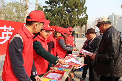 志愿者向群众发放宣传材料_副本.jpg