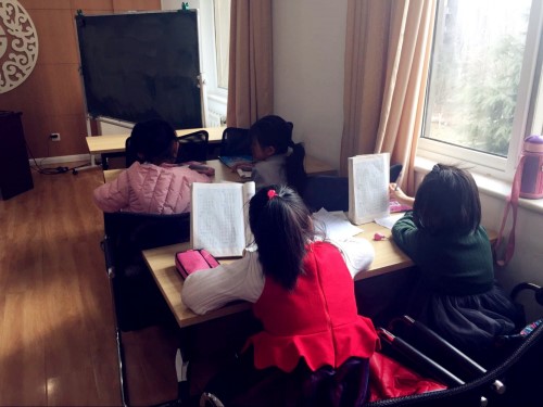 认真写作业.jpg 认真写作业.jpg