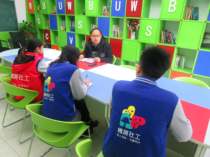 社工认真听片长讲话.jpg