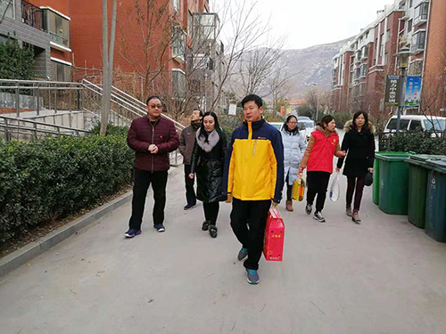 赵主任带领学院教师与社工走访慰问困难家庭 赵主任带领学院教师与社工走访慰问困难家庭