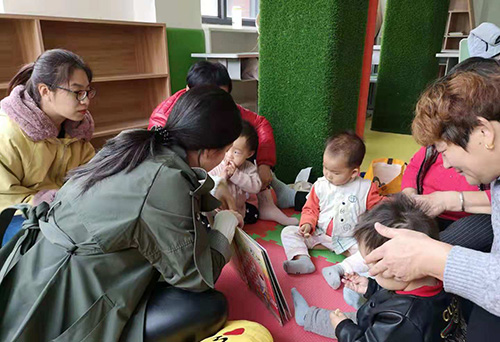 父母陪孩子共同学习