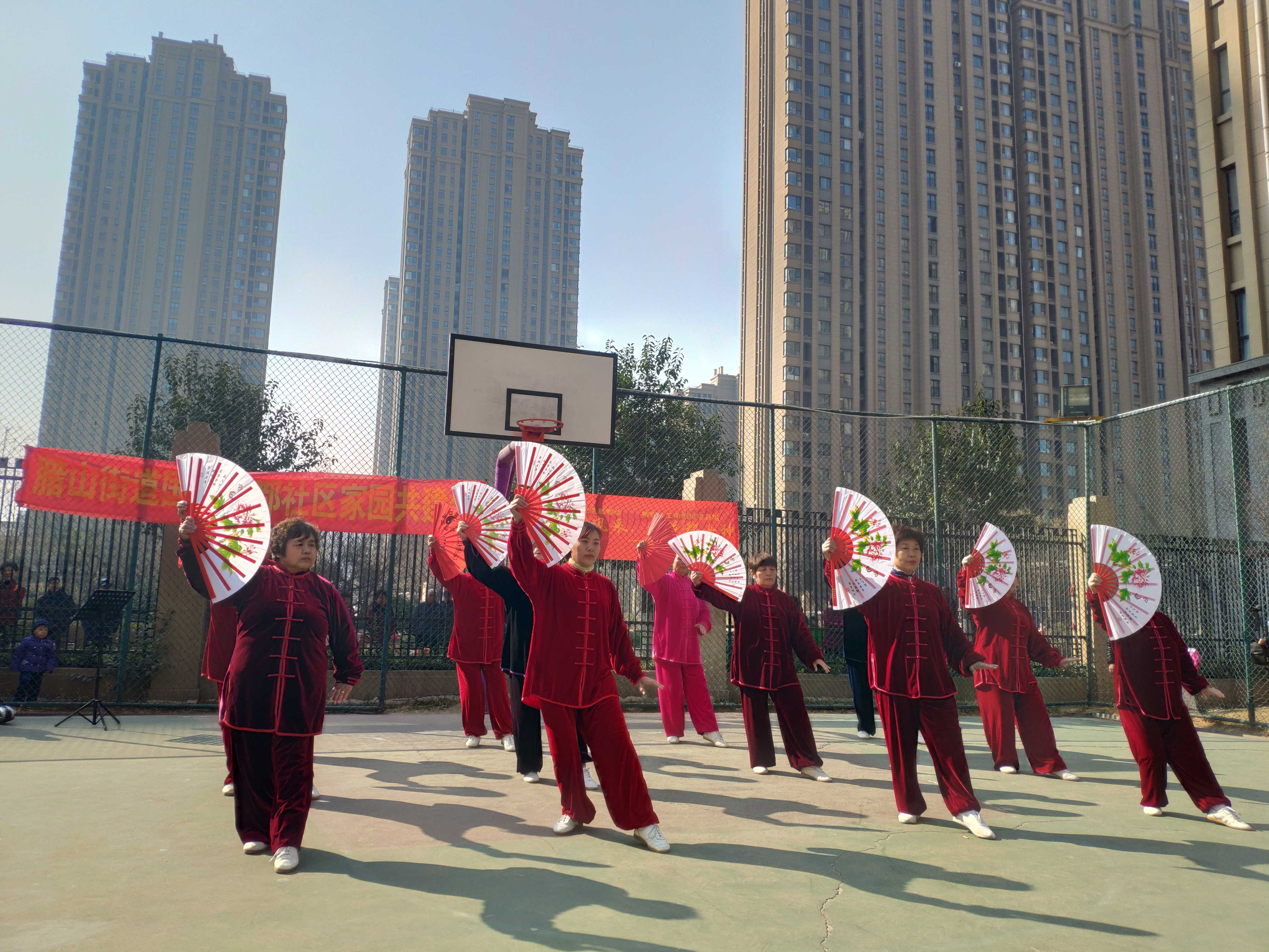 太极扇表演_看图王.jpg 太极扇表演_看图王.jpg