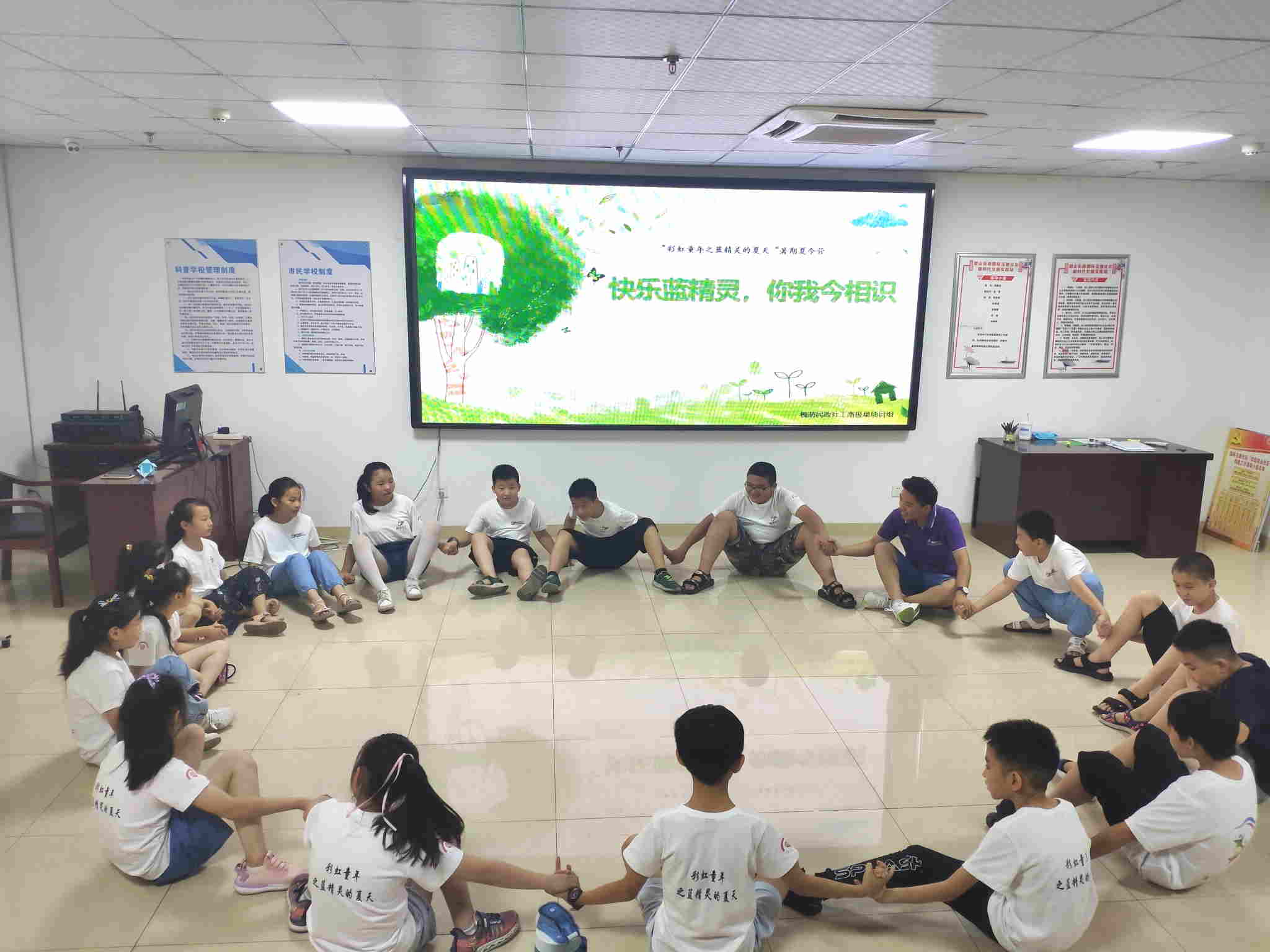 5.社工引导青少年进行讨论_看图王.jpg 5.社工引导青少年进行讨论_看图王.jpg