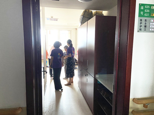 社工帮助老人熟悉新楼层环境_副本.jpg