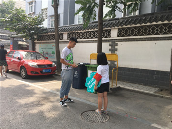 小督桶员表明身份,引导垃圾分类.jpg