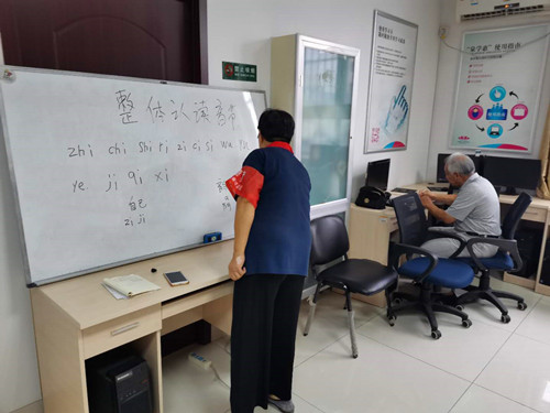志愿者带领组员复习拼音_副本.jpg