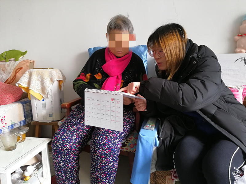 陪伴服务对象翻看台历.jpg