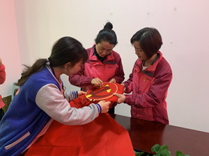 社工与居委会成员共同绣制党旗_副本.jpg