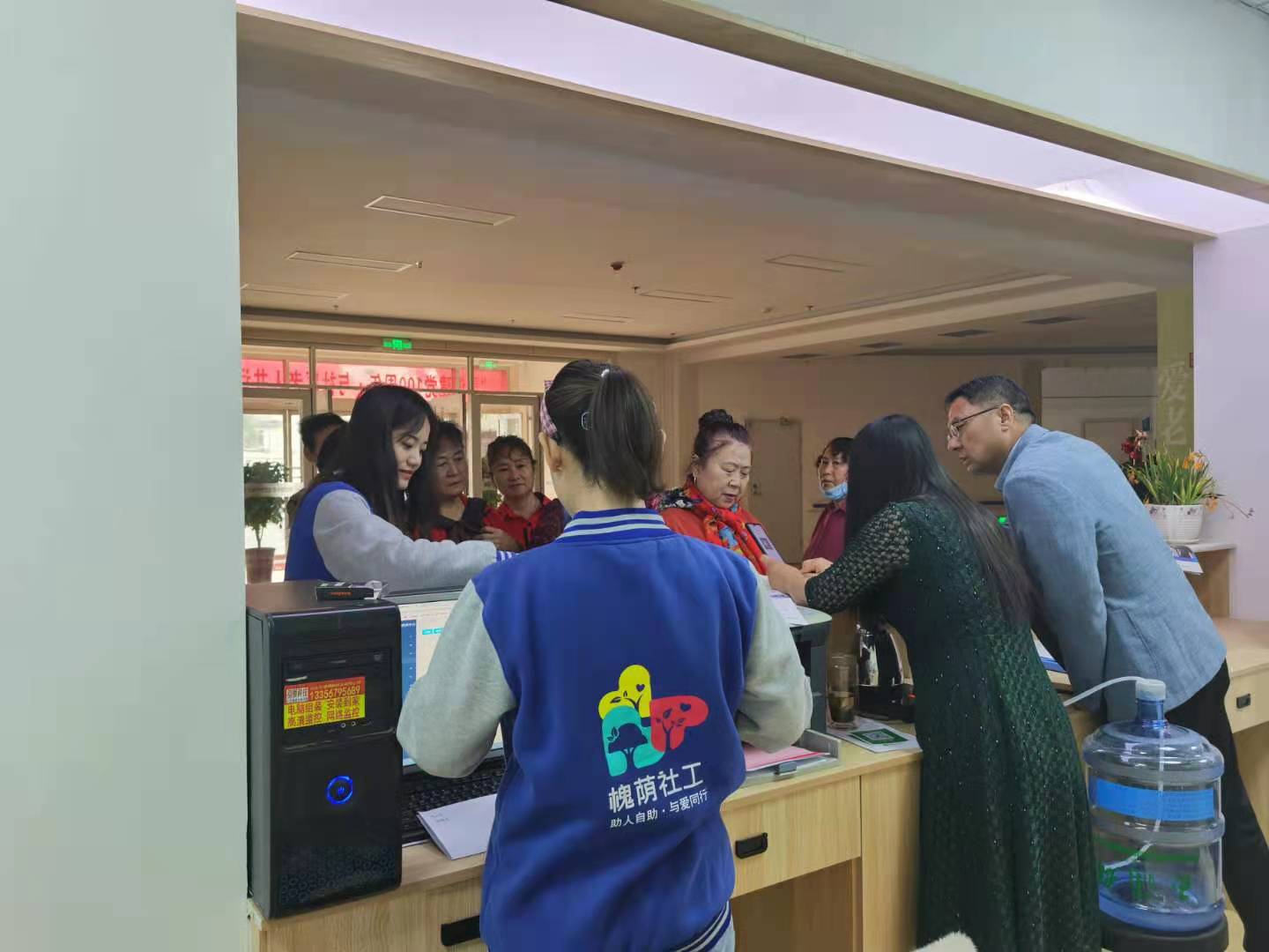 图2 社工协助社区老人有序参与助餐信息登记.jpg