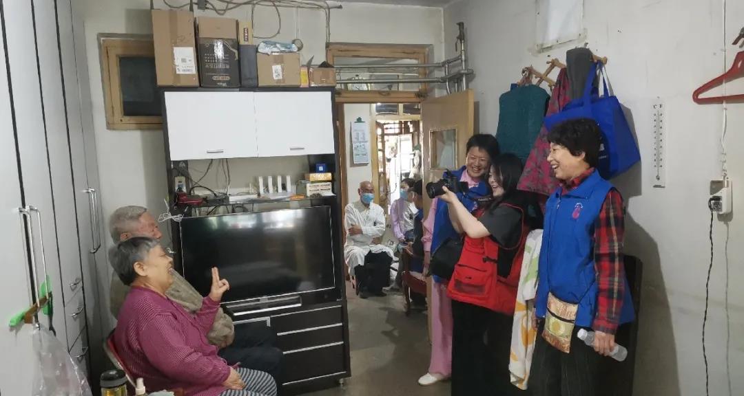 “花间晚照”志愿者为老人拍照.jpg
