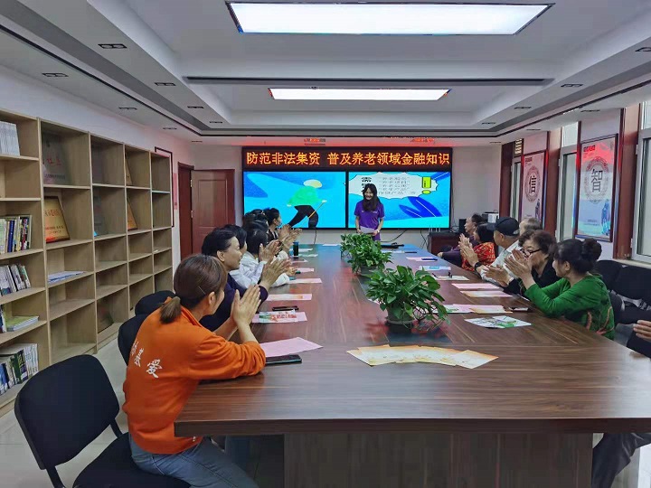 图2 社工向社区居民介绍社工站的相关服务情况.jpg