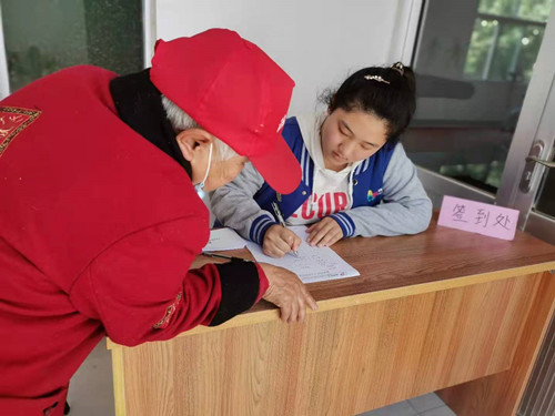 社工帮助村民签到_副本.jpg