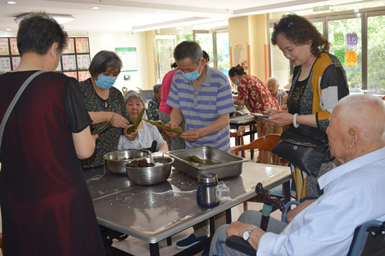老人及老人家属围在桌前_副本.jpg