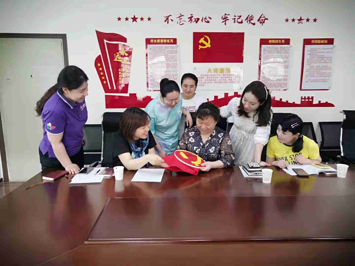 儿童主任齐心协力绣党旗.jpg 儿童主任齐心协力绣党旗.jpg