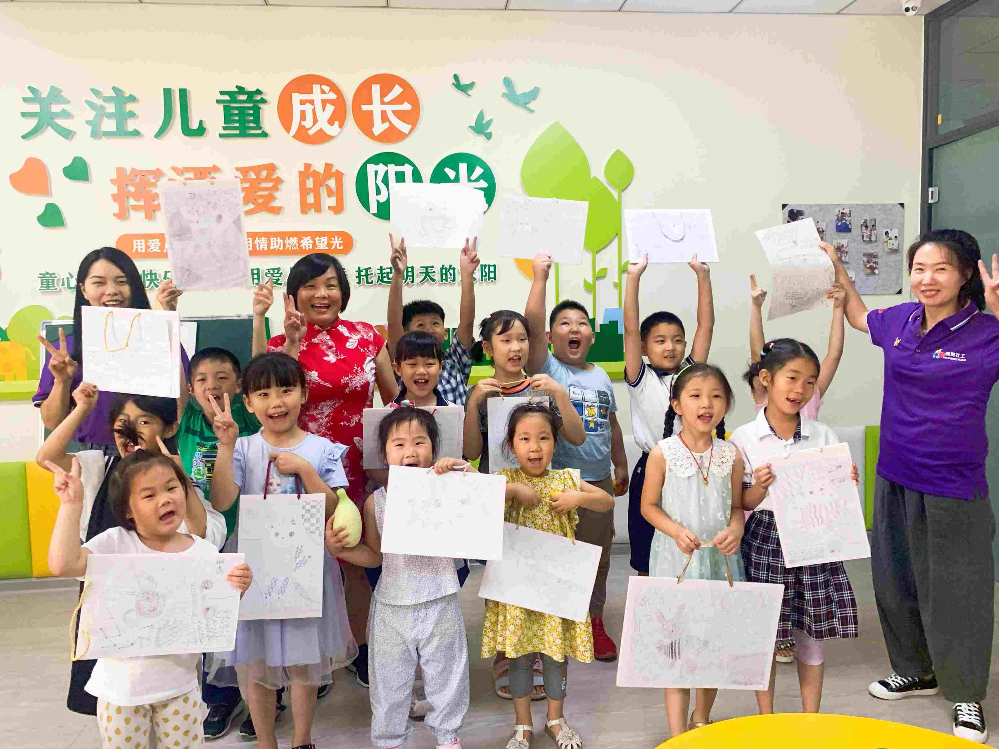 孩子们展示自己的作品 (1).jpg