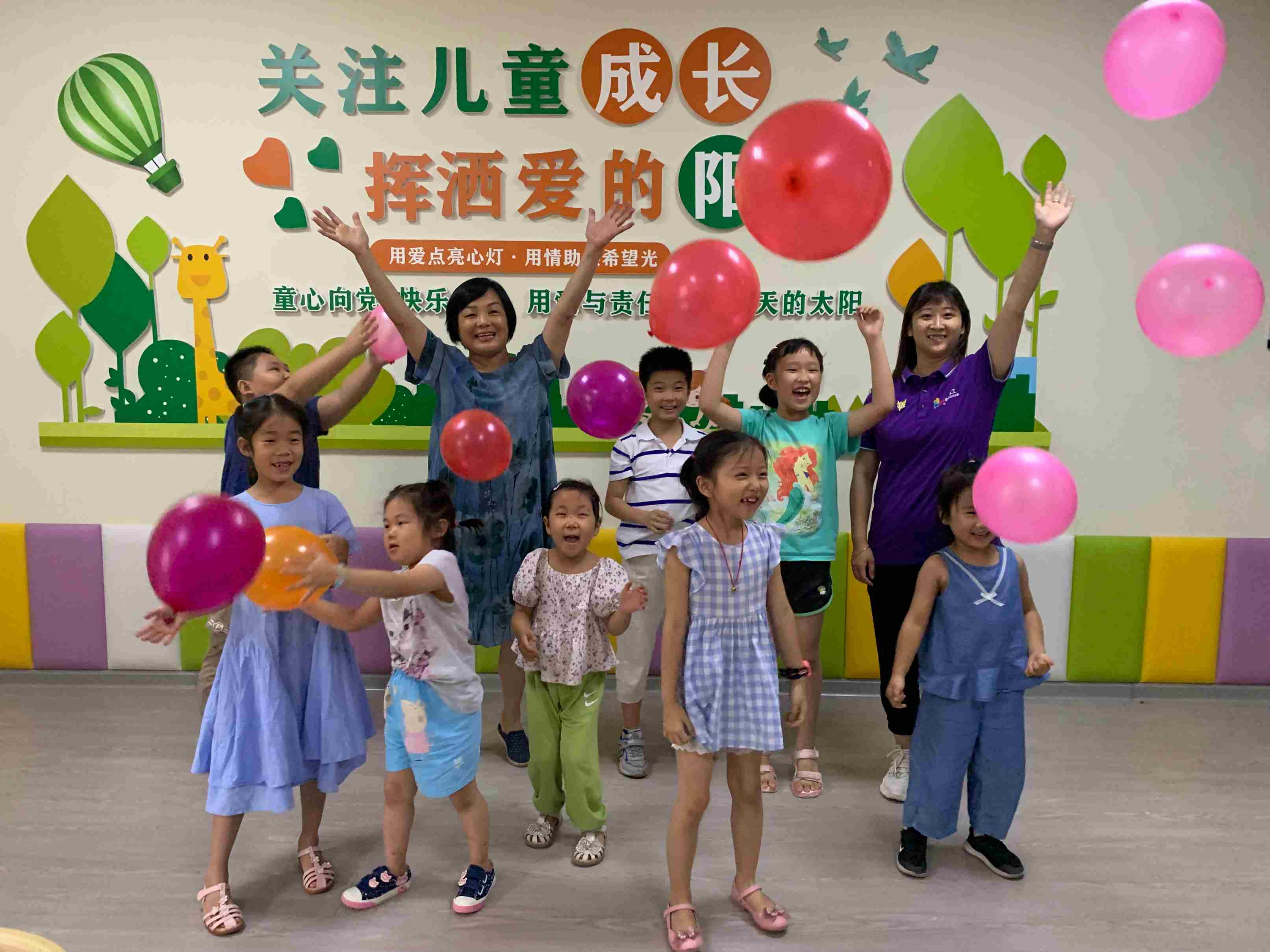 孩子们抛起气球庆祝课程结束.jpg