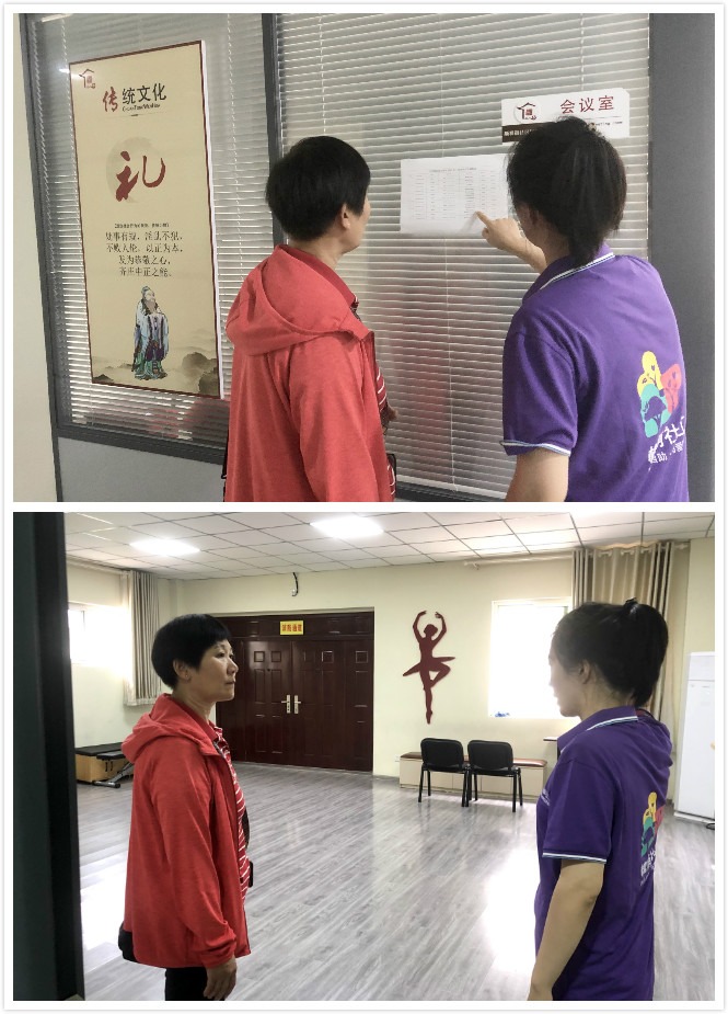 社工向刘阿姨介绍社区各活动小组课程安排，带刘阿姨参观活动室 (1).jpg