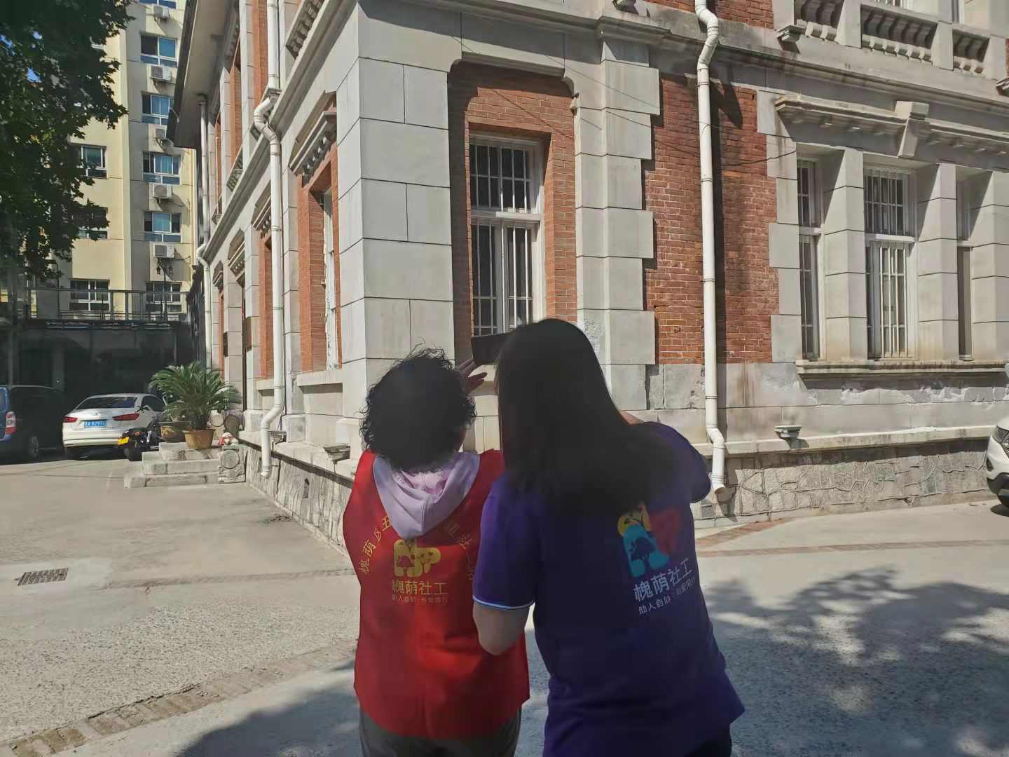 志愿者在社工的帮助下进行拍摄.jpg 志愿者在社工的帮助下进行拍摄.jpg