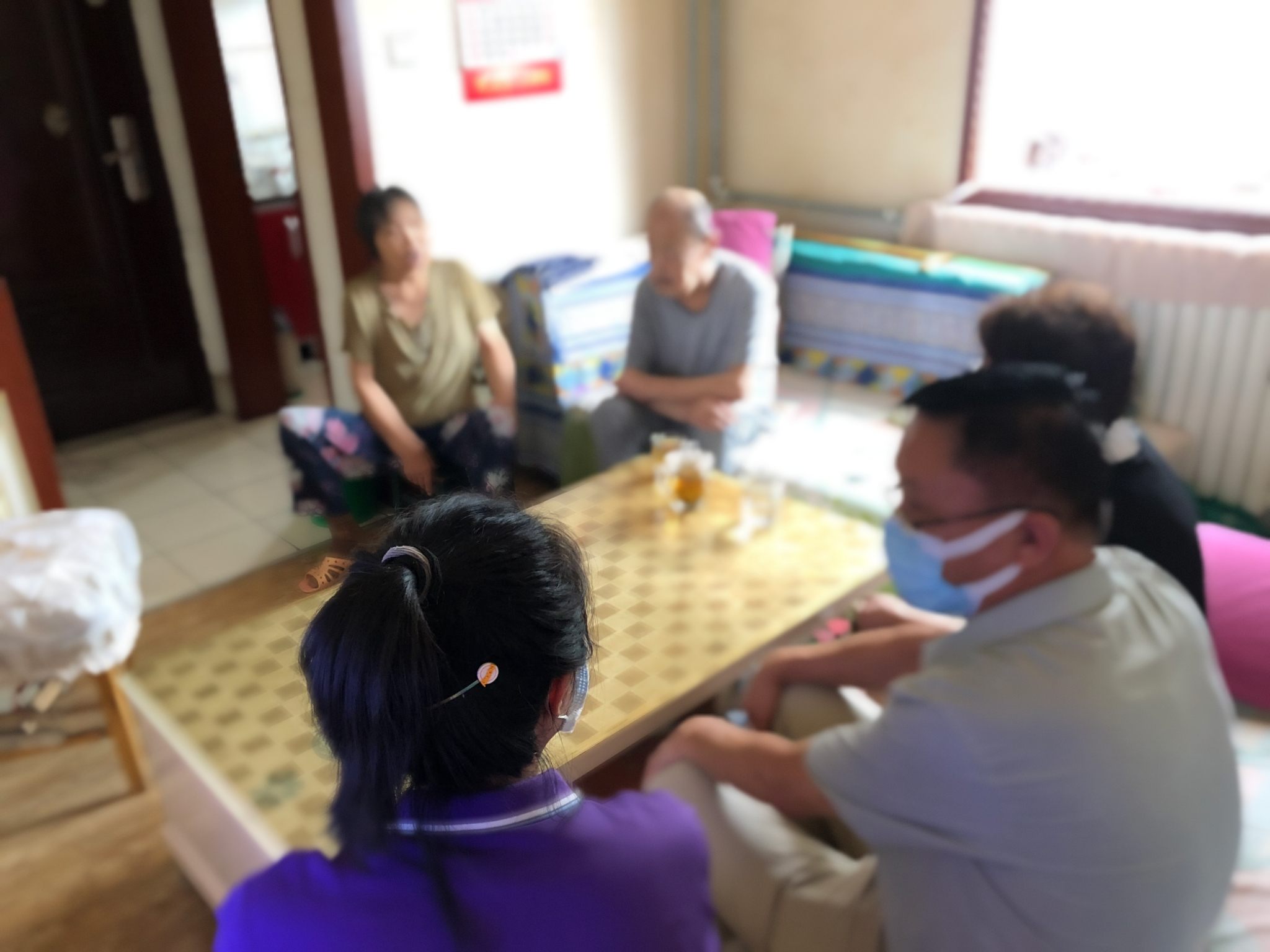 社工耐心倾听失独老人内心的想法和感受.jpg 社工耐心倾听失独老人内心的想法和感受.jpg