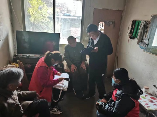 走访困难家庭.jpg