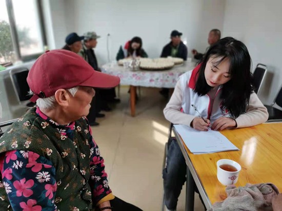 社工给老人做需求评估(1).jpg