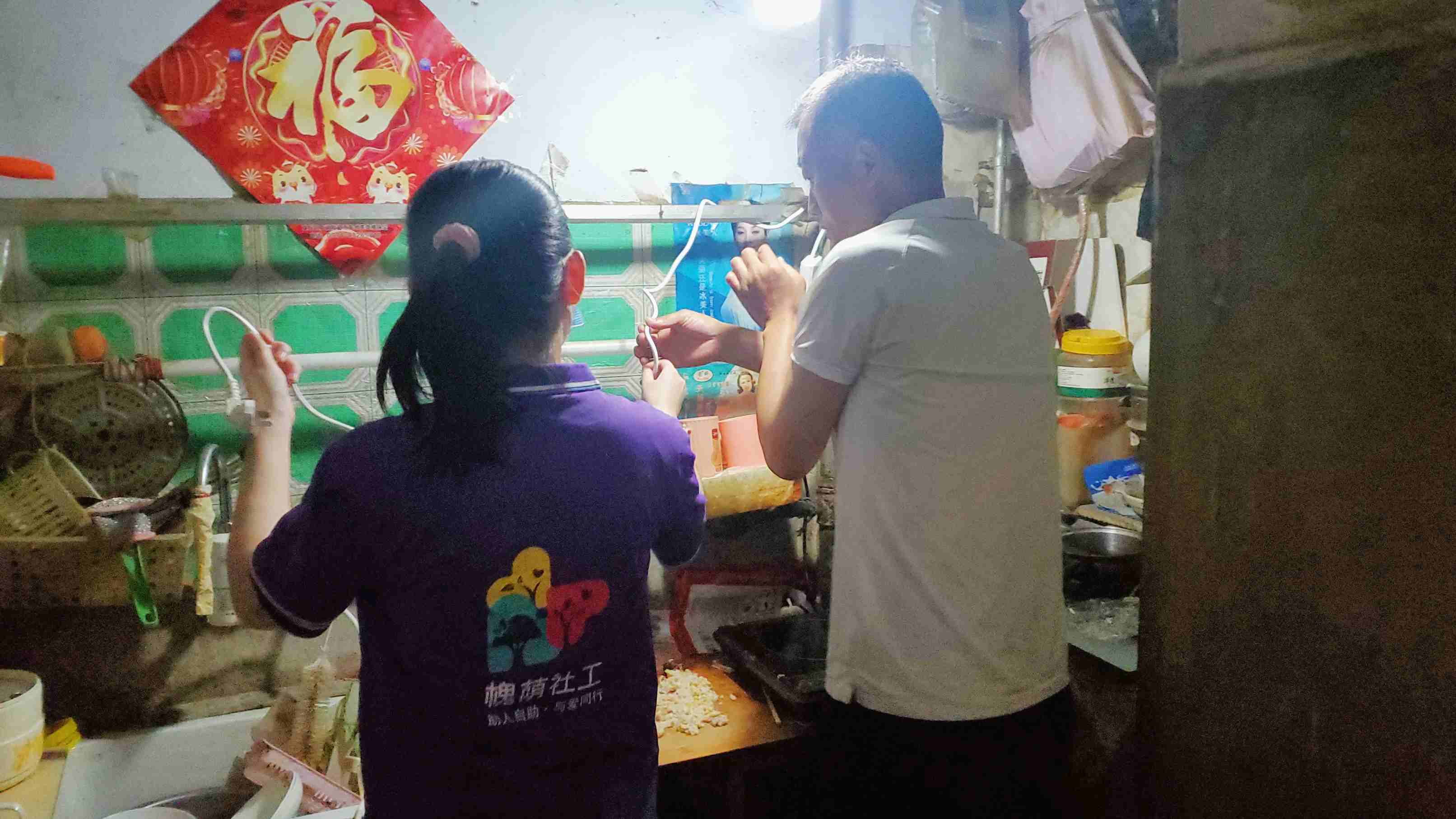 社工排查李大娘家存在的安全隐患.jpg 社工排查李大娘家存在的安全隐患.jpg