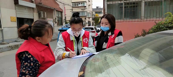 六里山社工站入户走访低保残疾人吴业祥家 媳妇李秀云在楼下跟社工站社工交流.jpg