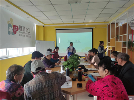 社工为小组成员介绍社区治理相关内容.jpg