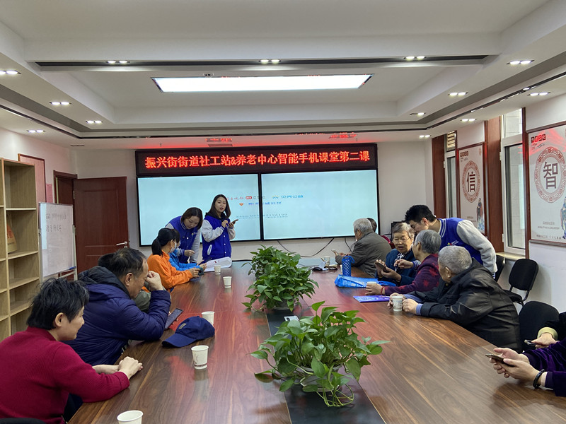 社工带领服务对象学习智能手机相关知识.jpg 社工带领服务对象学习智能手机相关知识.jpg