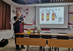 陈信同为社区居民讲解灭火器使用方法.png