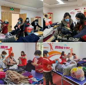 社区志愿者对捐赠的义务进行整理、消毒.png