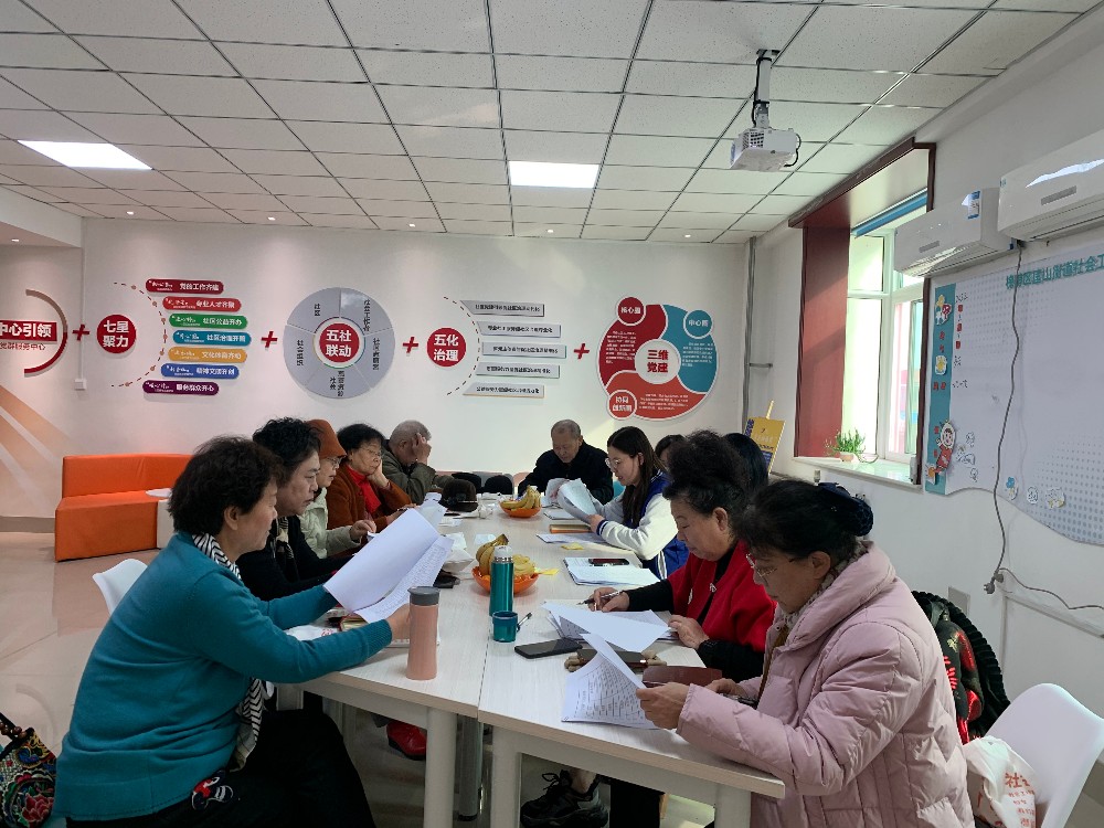 社工带领社区社会组织骨干总结工作.jpg