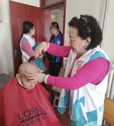 能工巧匠俱乐部成员为足不出户的老年人上门义剪.jpg
