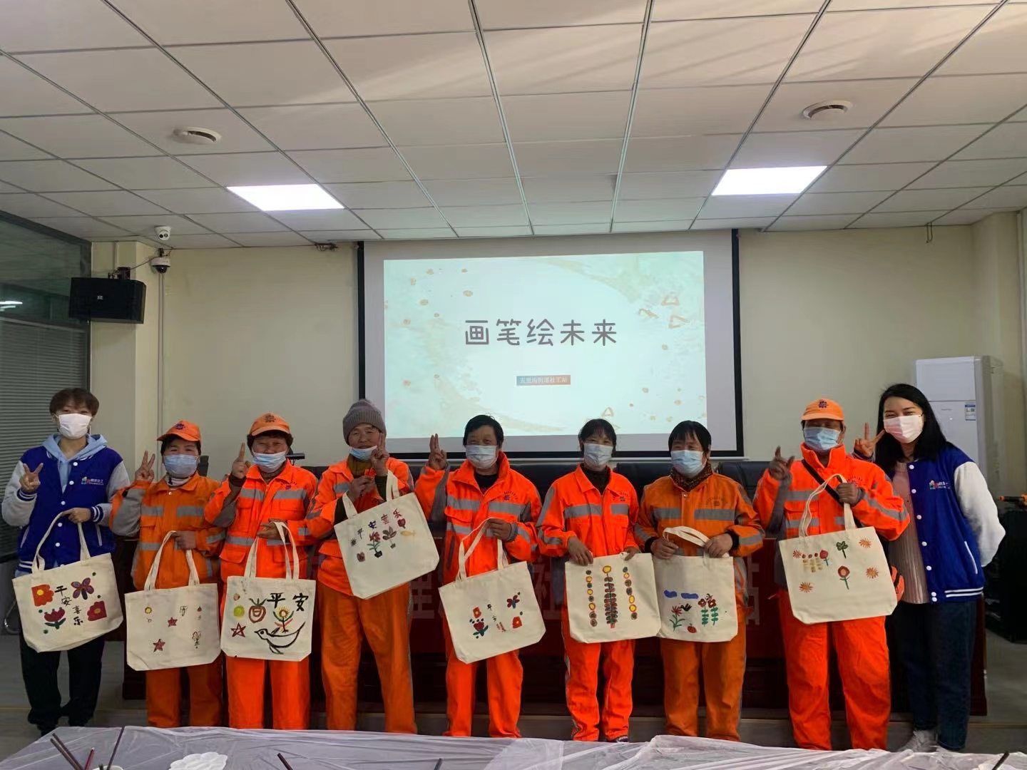 环卫人员与社工合影.jpg 环卫人员与社工合影.jpg