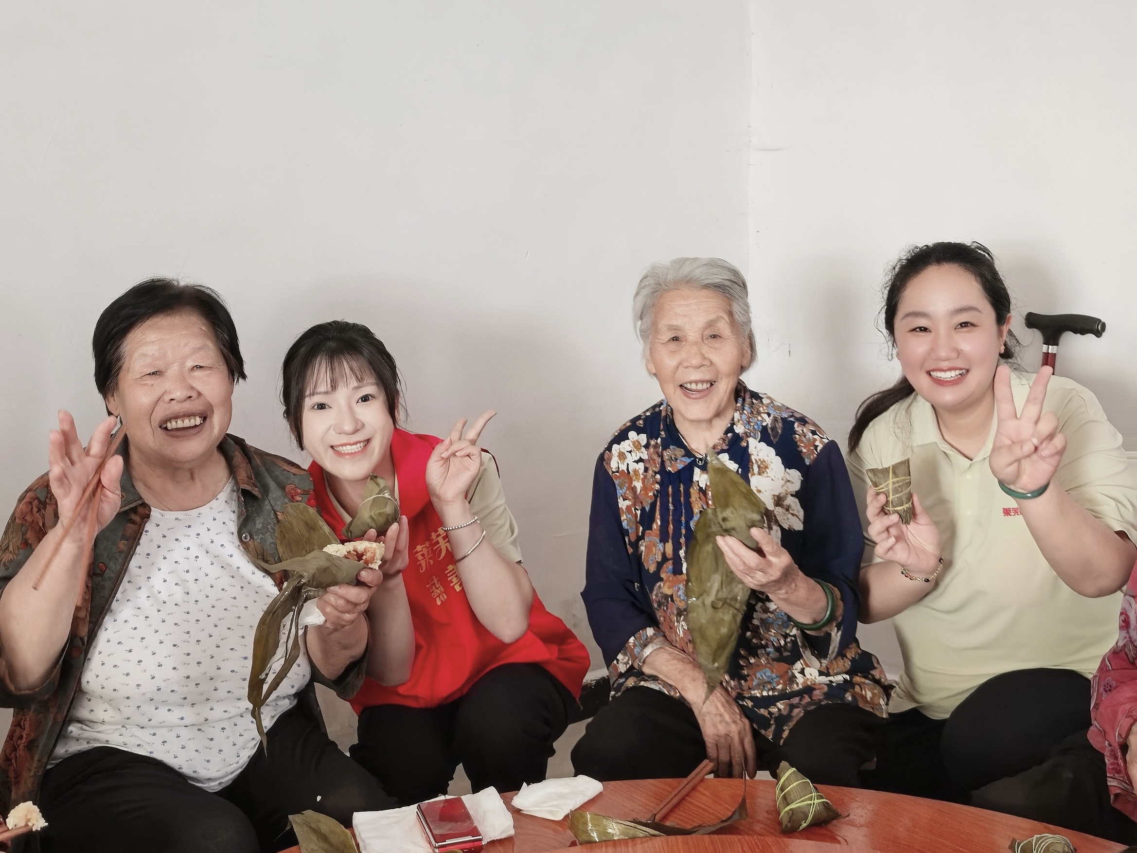 1781747424207336.jpg 品尝粽子.jpg