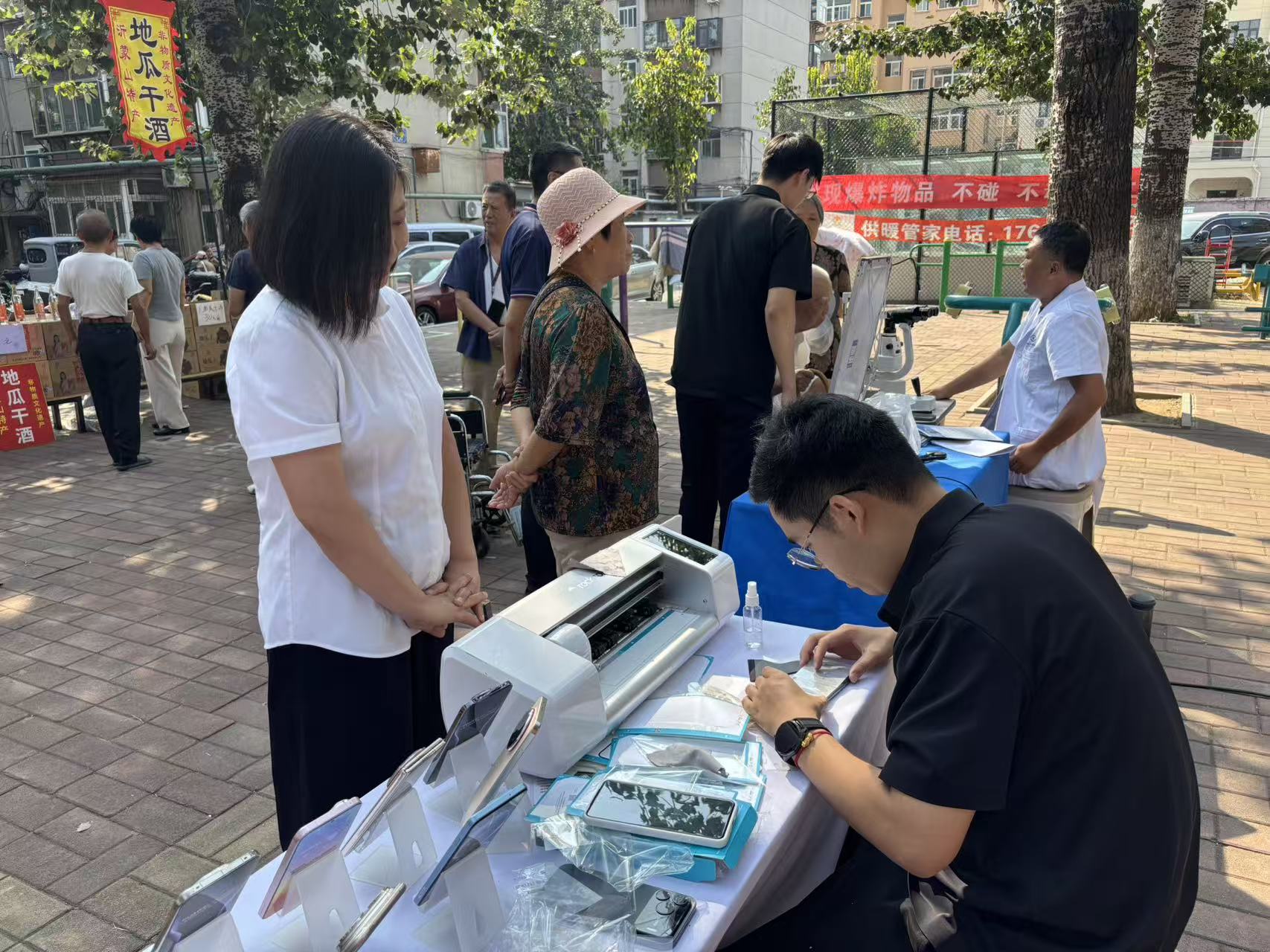 10.12便民集市进社区 健康关爱送到家.jpg